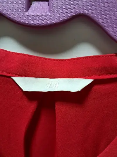 Blusa roja con mangas bordadas - miniatura 3
