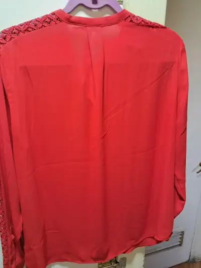 Blusa roja con mangas bordadas - miniatura 4