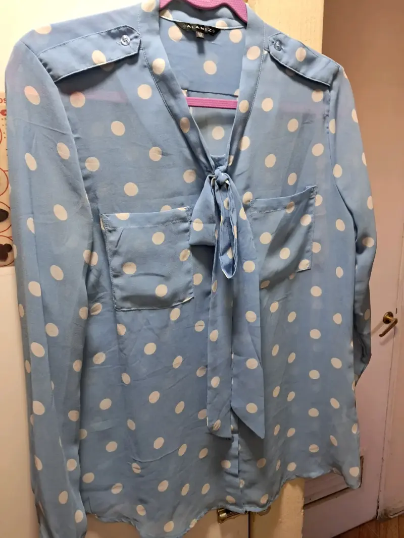 Blusa celeste con lunares - 2