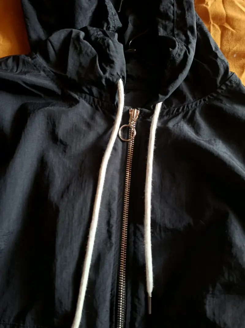 Chaqueta cortaviento negra con capucha - 2