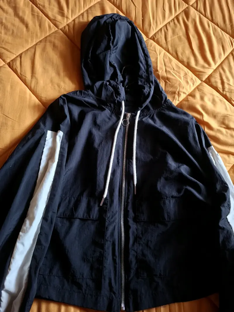 Chaqueta cortaviento negra con capucha - 3