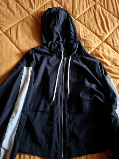 Chaqueta cortaviento negra con capucha - miniatura 3