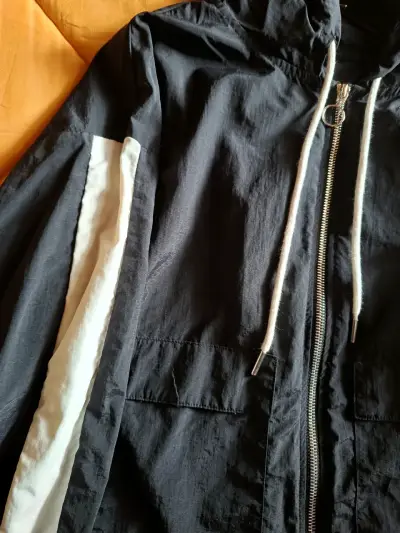 Chaqueta cortaviento negra con capucha - miniatura 4