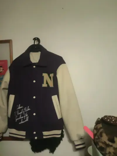 Chaqueta varsity morada y beige - miniatura 1