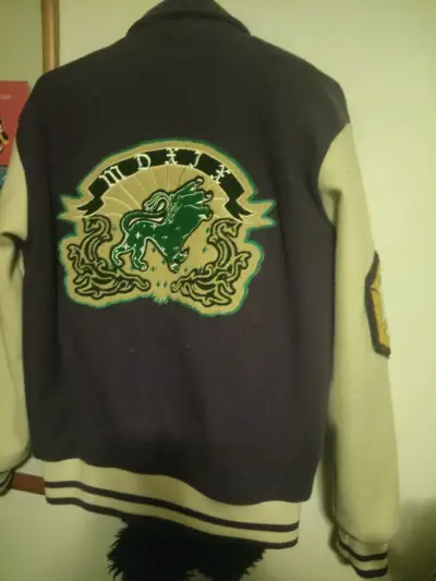 Chaqueta varsity morada y beige - miniatura 2