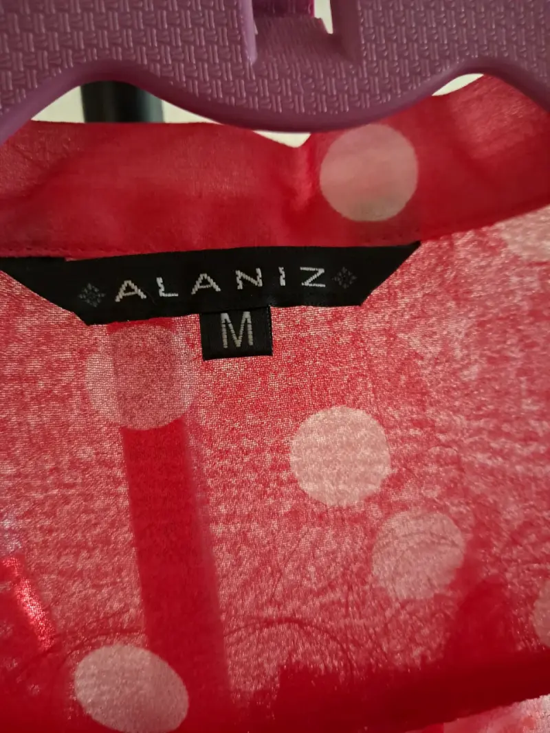 Blusa fucsia con lunares blancos - 3