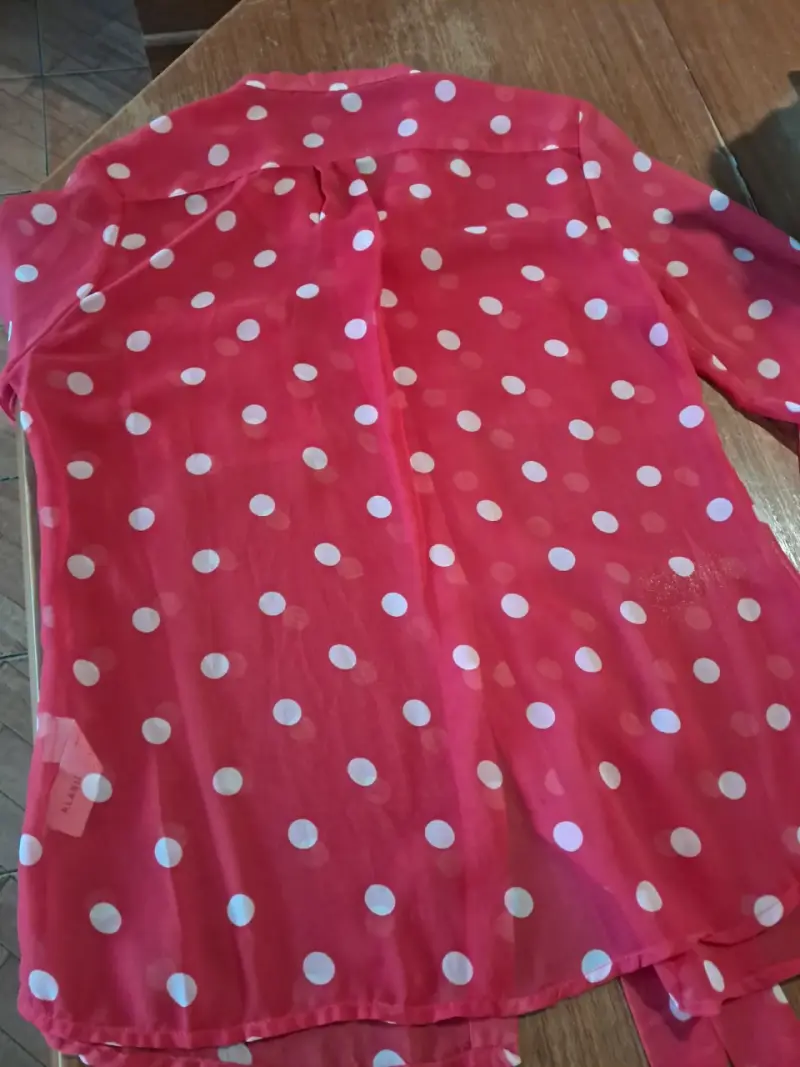 Blusa fucsia con lunares blancos - 4