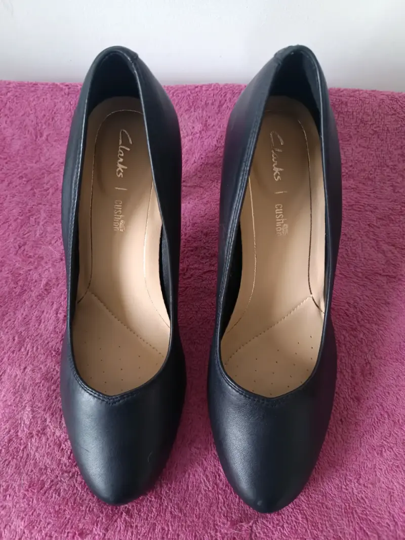 Tacones negros de cuero sintético - 1