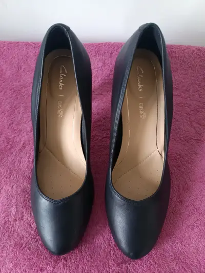 Tacones negros de cuero sintético - miniatura 1