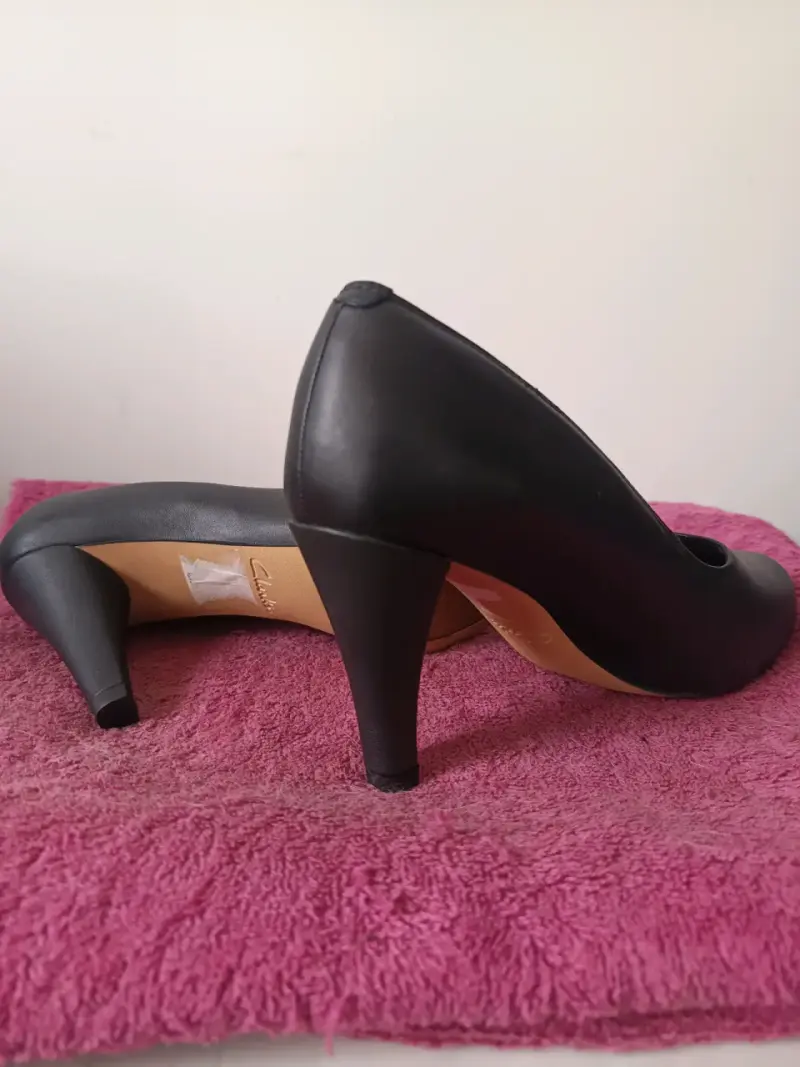 Tacones negros de cuero sintético - 2