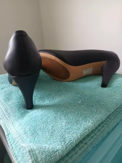 Tacones negros de cuero sintético - miniatura 3
