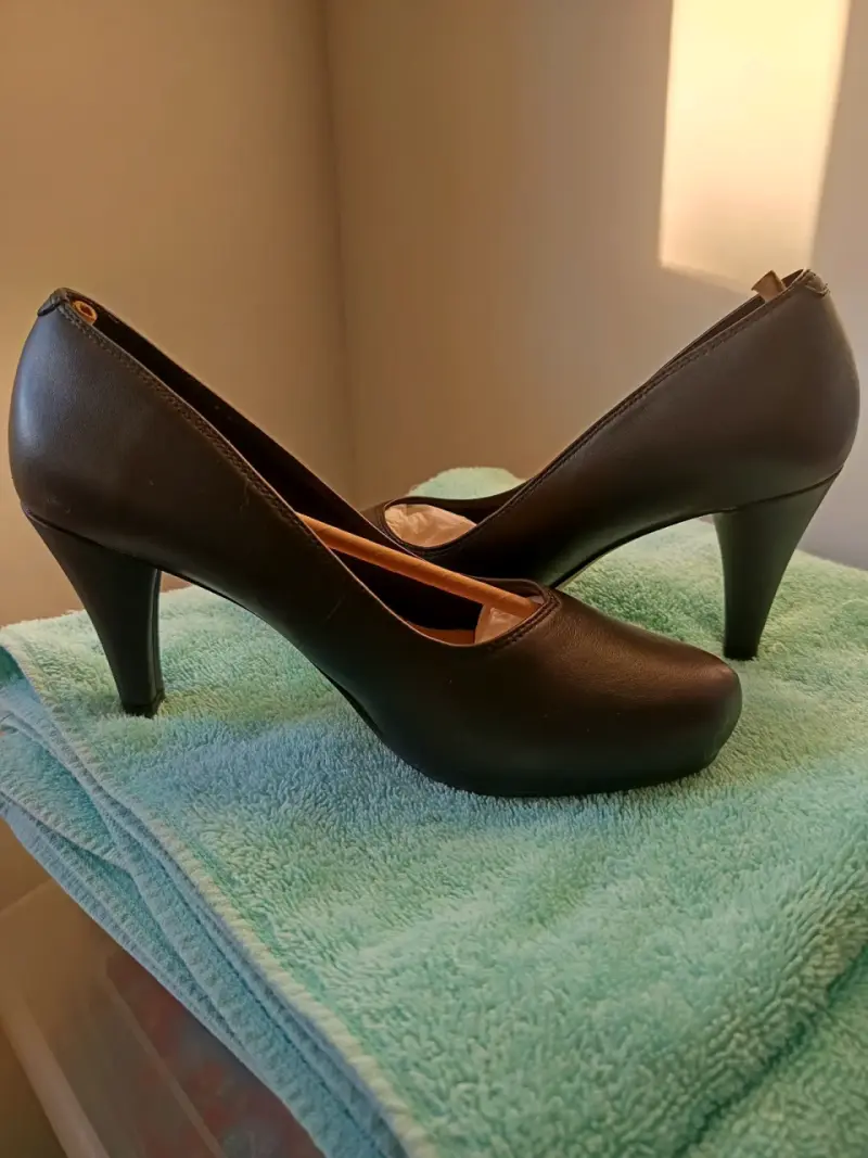 Tacones negros de cuero sintético - 4