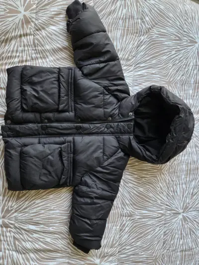 Parka negra con capucha - miniatura 1
