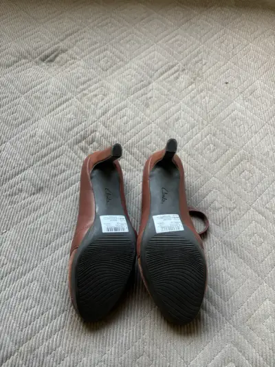 Zapatos de tacón marrón - miniatura 2