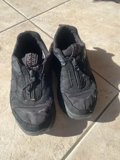 Zapatillas negras UGG con cierre - miniatura 1