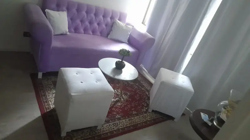 Sofá morado estilo elegante - 1