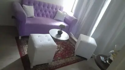 Sofá morado estilo elegante - miniatura 1