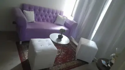 Sofá morado estilo elegante - miniatura 2