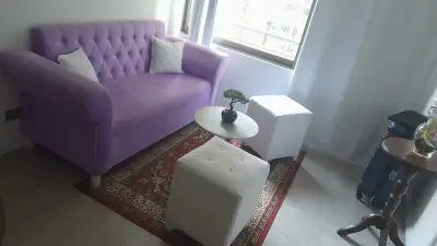 Sofá morado estilo elegante - miniatura 3