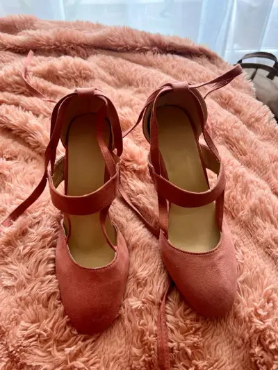 Zapatos rosados con cintas - miniatura 2
