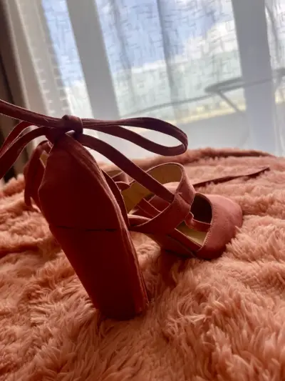 Zapatos rosados con cintas - miniatura 4