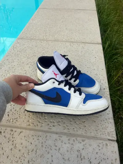 Zapatillas deportivas blancas y azules - miniatura 1
