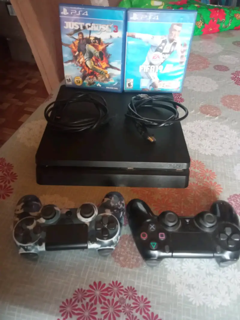 Consola PS4 con dos juegos y controles - 1