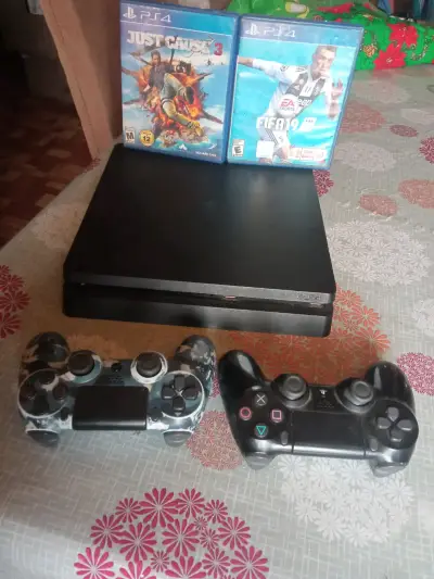Consola PS4 con dos juegos y controles - miniatura 2