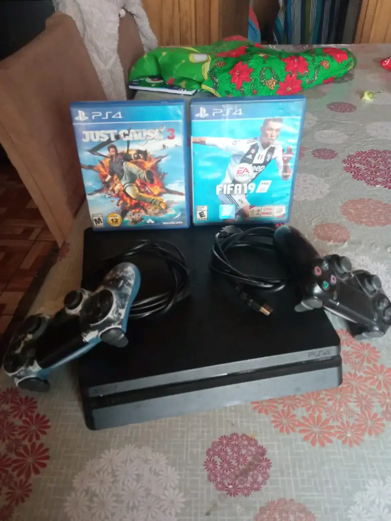 Consola PS4 con dos juegos y controles - 3