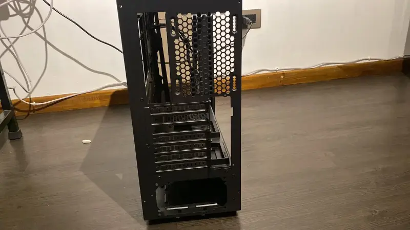 Gabinete PC negro con puertos USB - 5