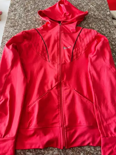 Polerón deportivo fucsia con capucha - miniatura 1