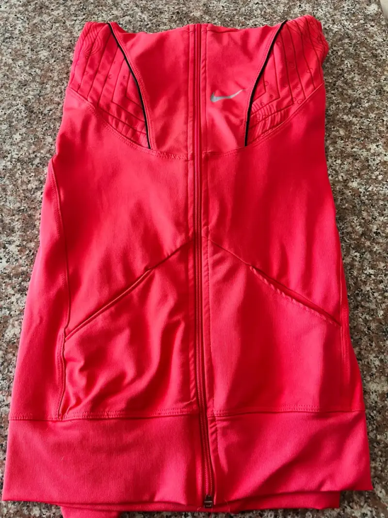 Polerón deportivo fucsia con capucha - 3
