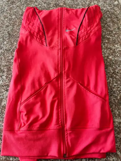 Polerón deportivo fucsia con capucha - miniatura 3
