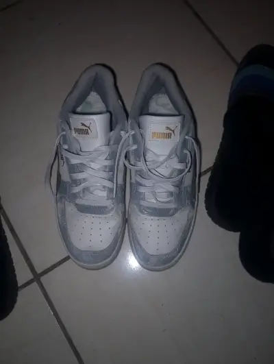 Zapatillas Puma blancas y grises - miniatura 2