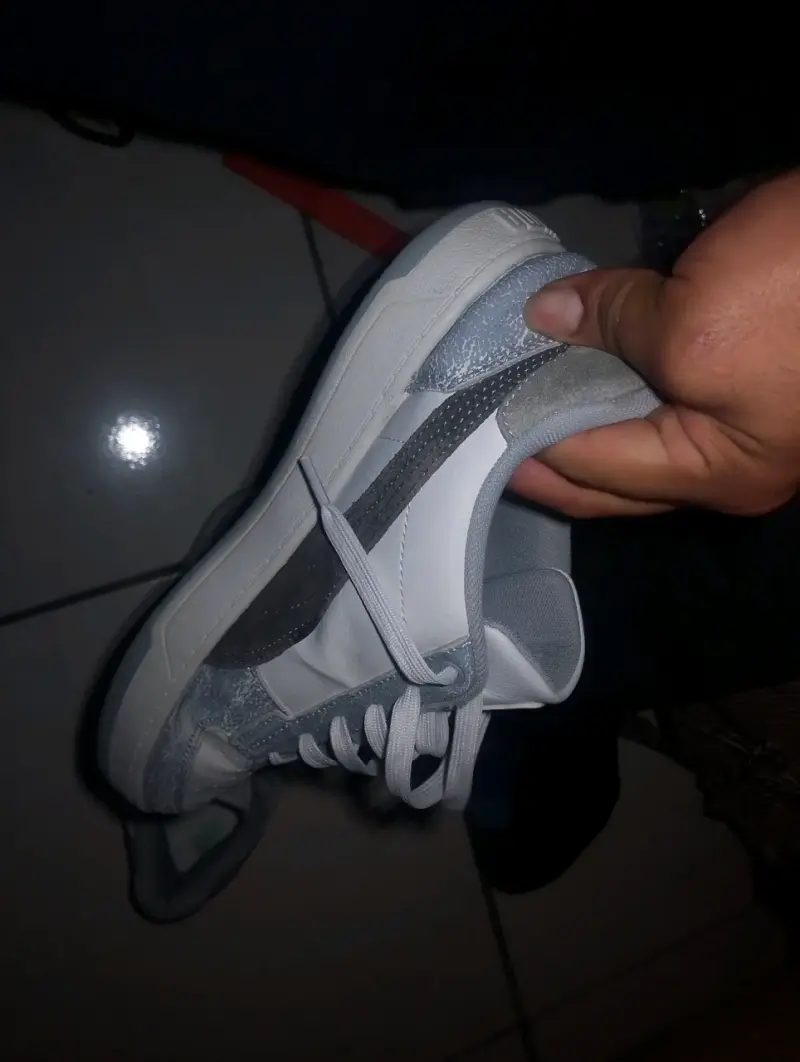 Zapatillas Puma blancas y grises - 3