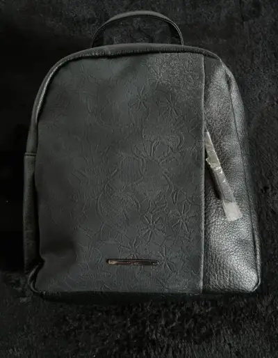 Mochila Sei negra con sutil diseño floral - miniatura 1