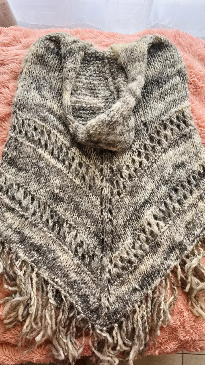 Poncho artesanal de lana - 2