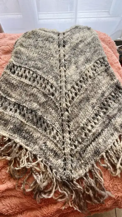 Poncho artesanal de lana - miniatura 6