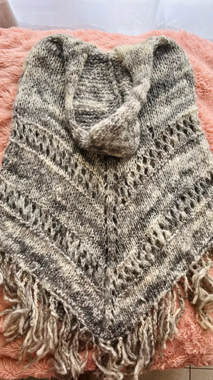 Poncho artesanal de lana - 7