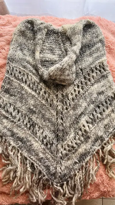 Poncho artesanal de lana - miniatura 7