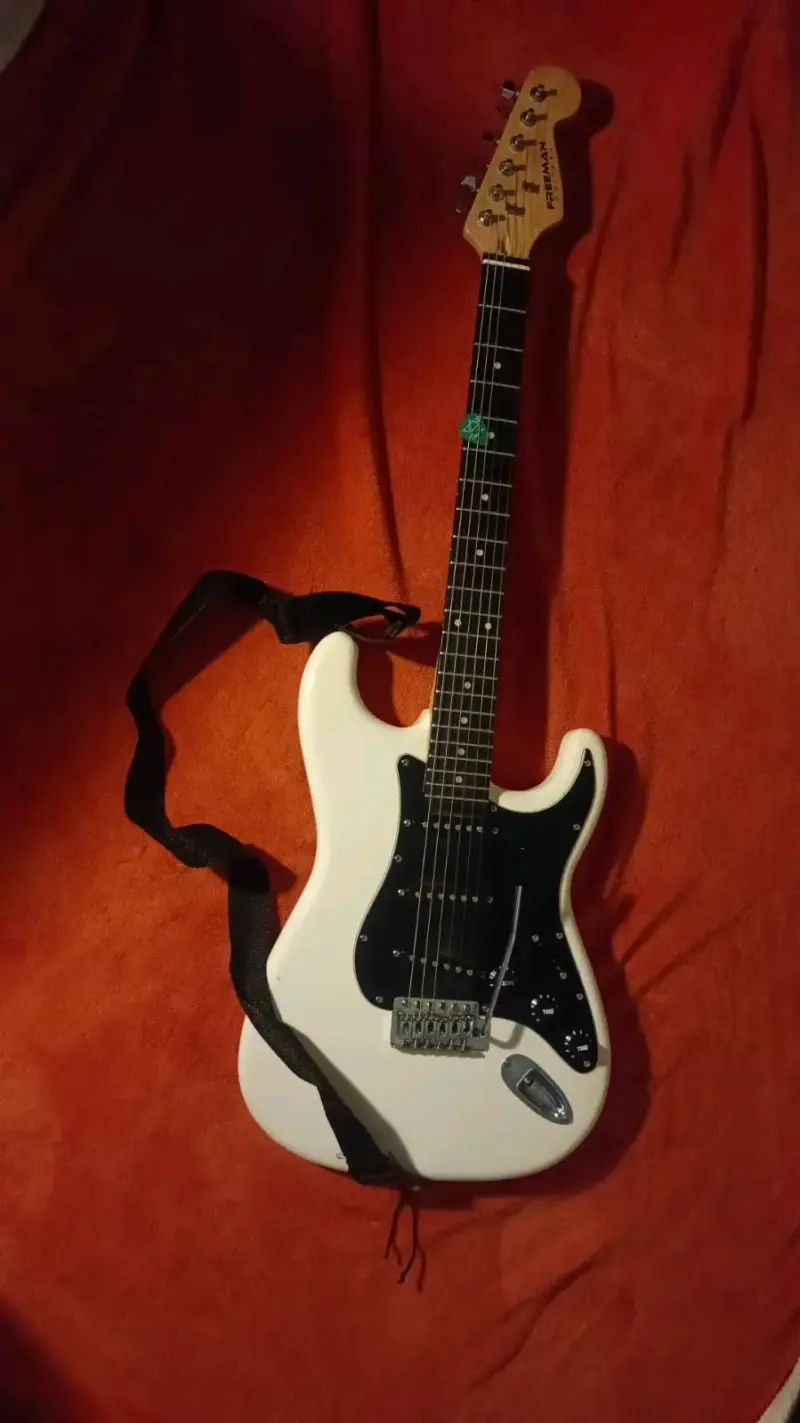 Guitarra eléctrica blanca - 1