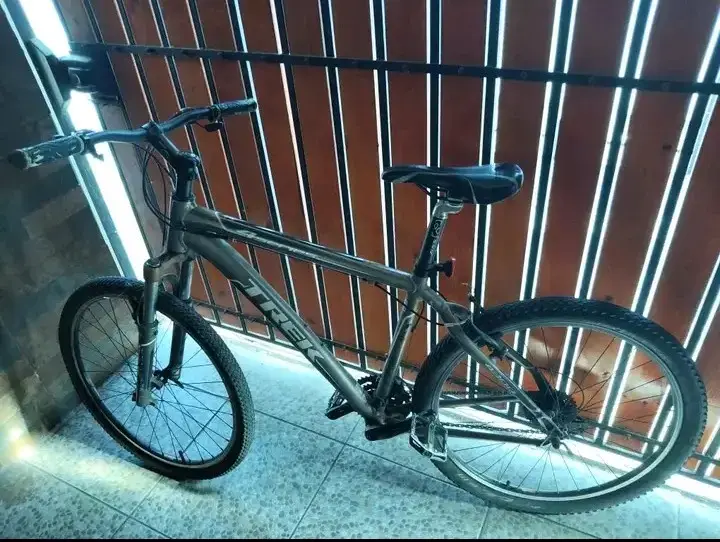 Bicicleta Trek gris de montaña - 1