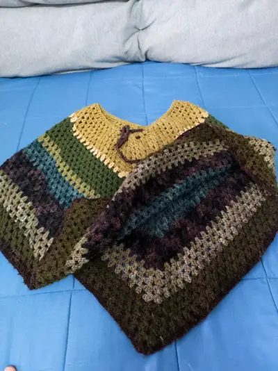 Poncho tejido a crochet multicolor - miniatura 2