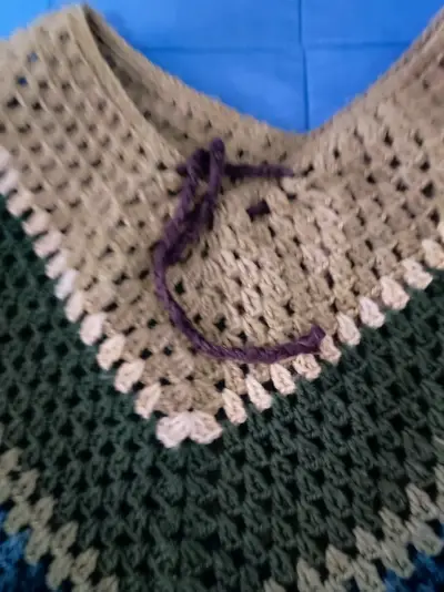 Poncho tejido a crochet multicolor - miniatura 3