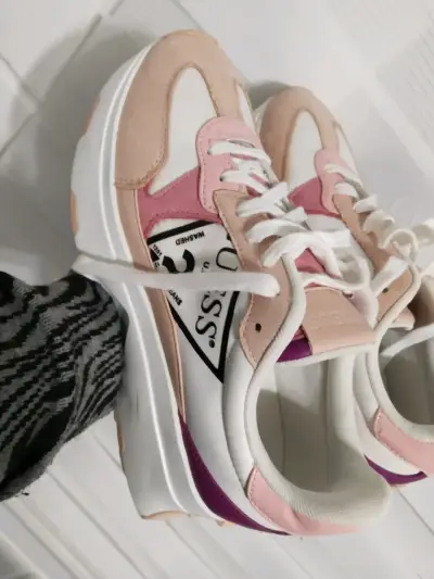 Zapatillas Guess rosa y beige - miniatura 1