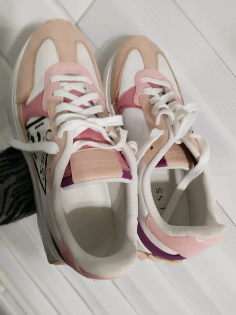 Zapatillas Guess rosa y beige - 2
