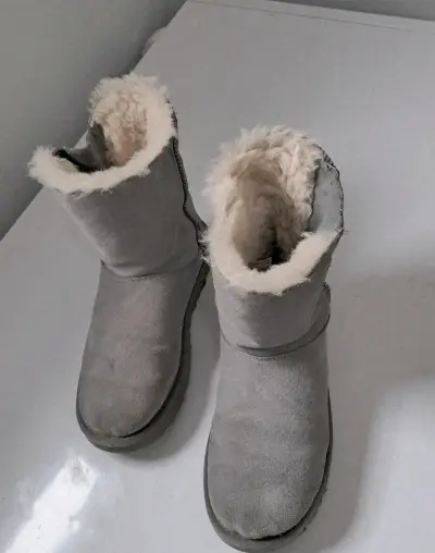 Botas marca Ugg de invierno grises - miniatura 1