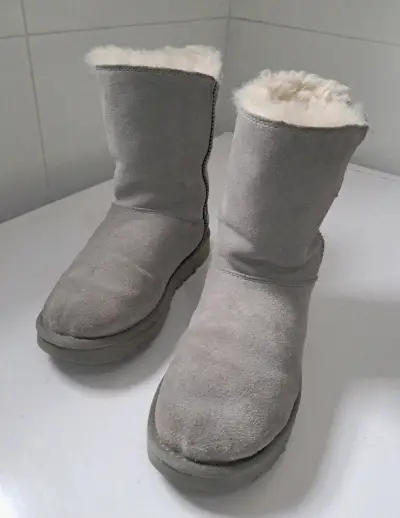 Botas marca Ugg de invierno grises - miniatura 2