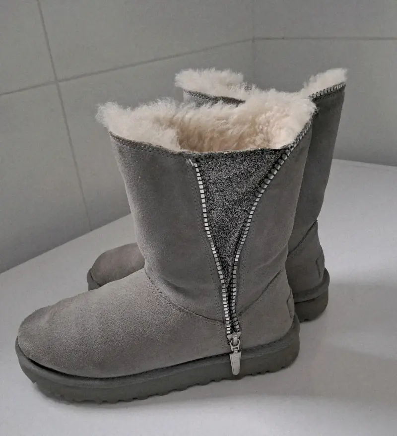 Botas marca Ugg de invierno grises - 3