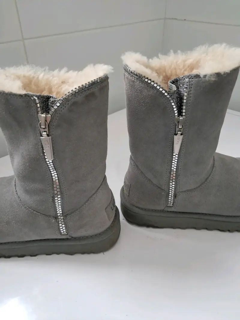 Botas marca Ugg de invierno grises - 5